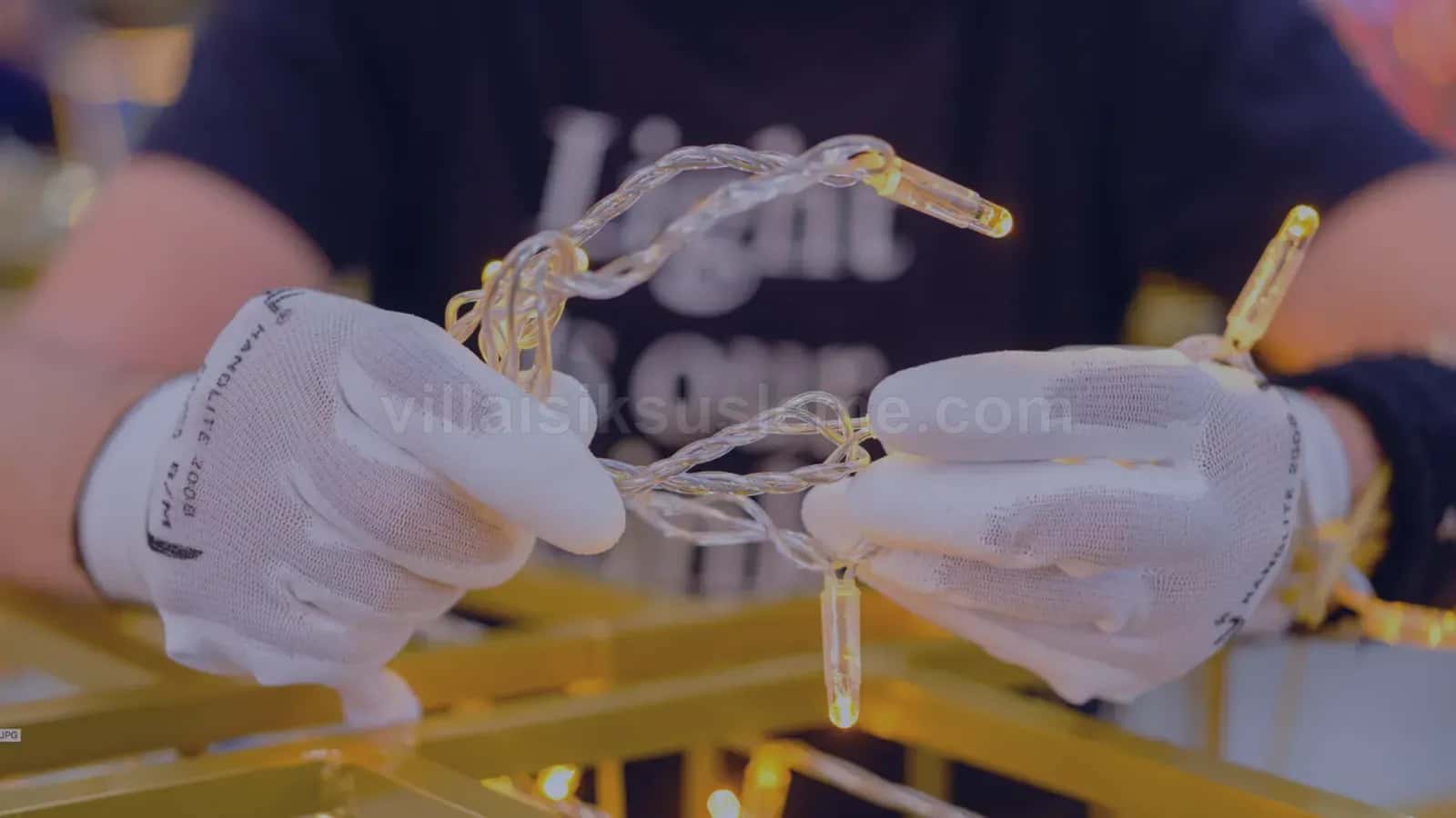 Atölyede metal iskelete LED dizisi elle bağlanıyor