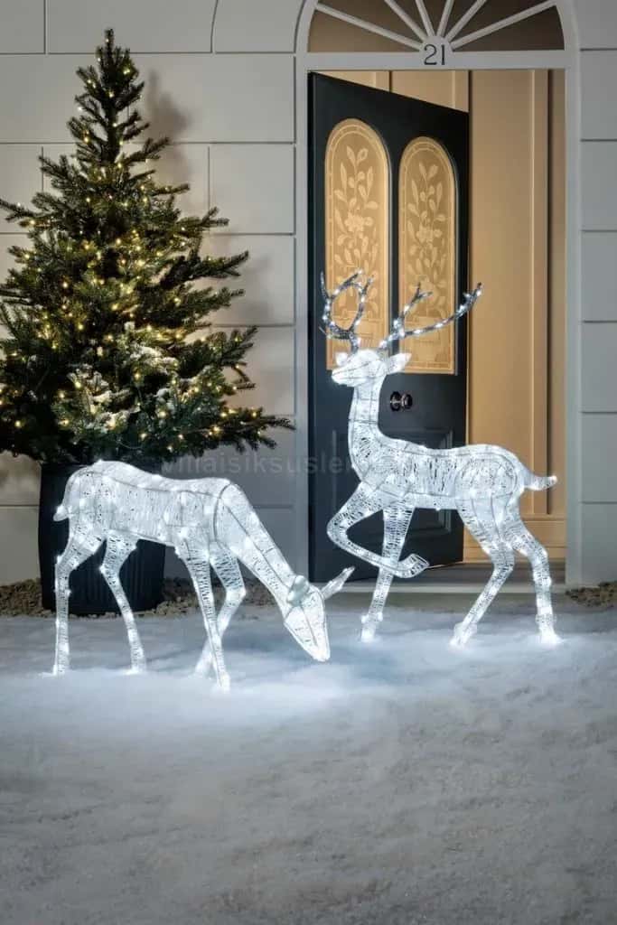Villa kapısı önünde ışıklı geyik figürleri