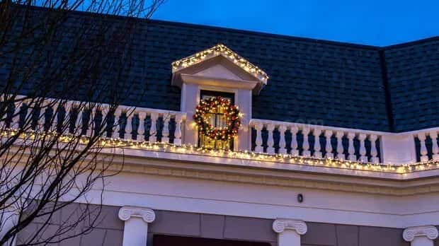 Villa balkonunda ışıklı çelenk ve korkuluk hattı