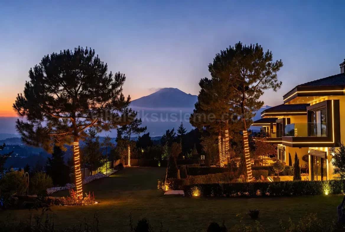 Gün batımında çam ağaçları sarılmış sırt villası