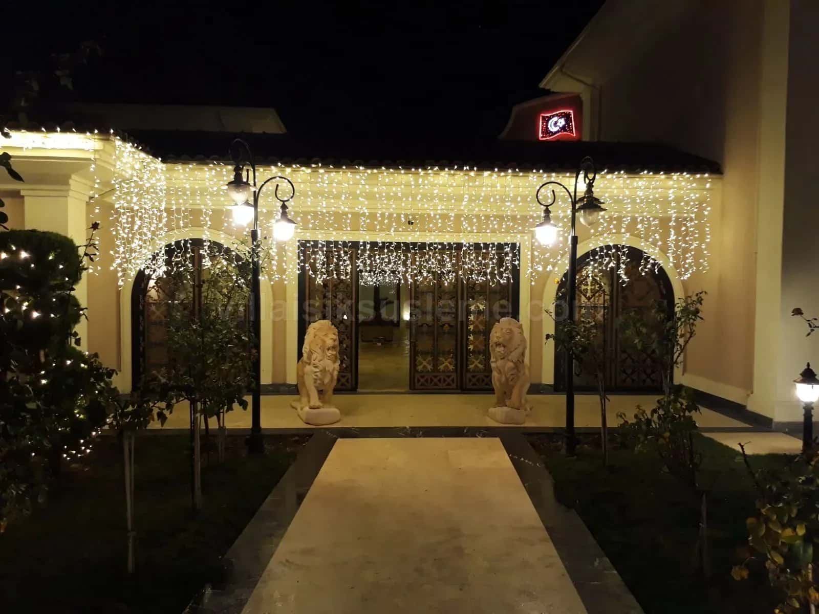 Villa giriş kapısı önünde sarkıt LED ve fenerler
