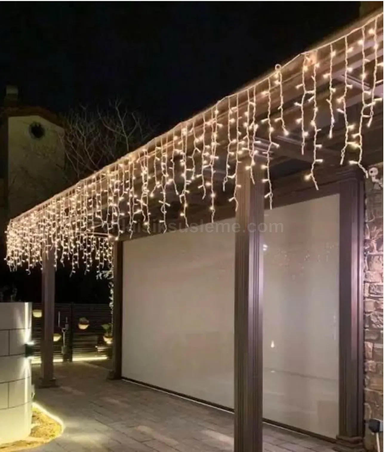 Çatı saçağından sarkan buz tipi LED, yakın plan