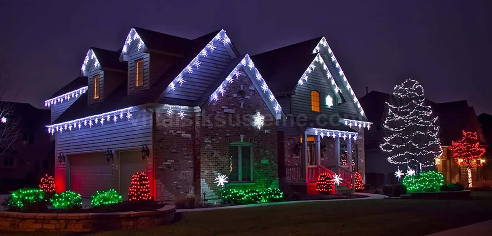 Villa çatı hatlarında soğuk beyaz saçak LED